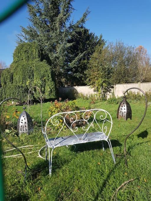Chaumiere Avec Sa Toiture Recouverte De Chaume !!! Donnemain-Saint-Mames Extérieur photo